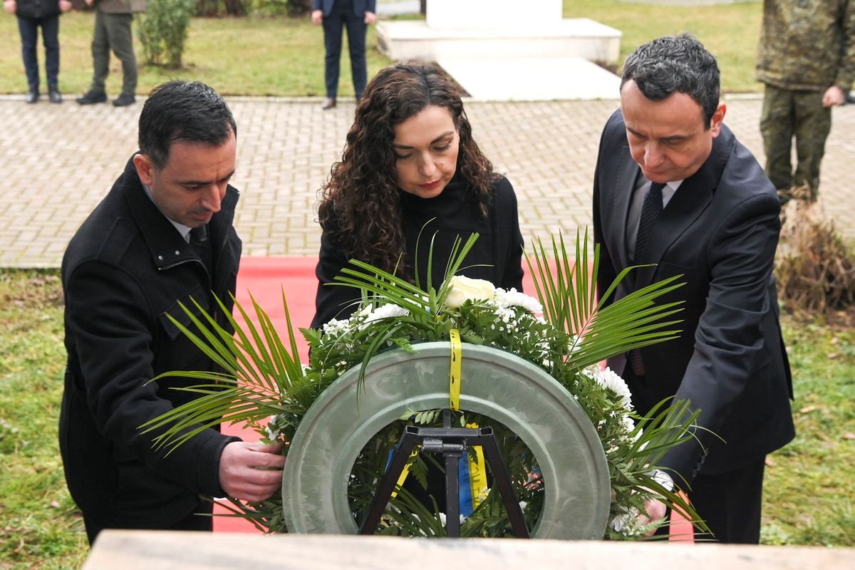 Kosova përkujton viktimat e Holokaustit - Kurti, Osmani e Basha vendosin kurora lulesh Kosova përkujton viktimat e Holokaustit - Kurti, Osmani e Basha vendosin kurora lulesh