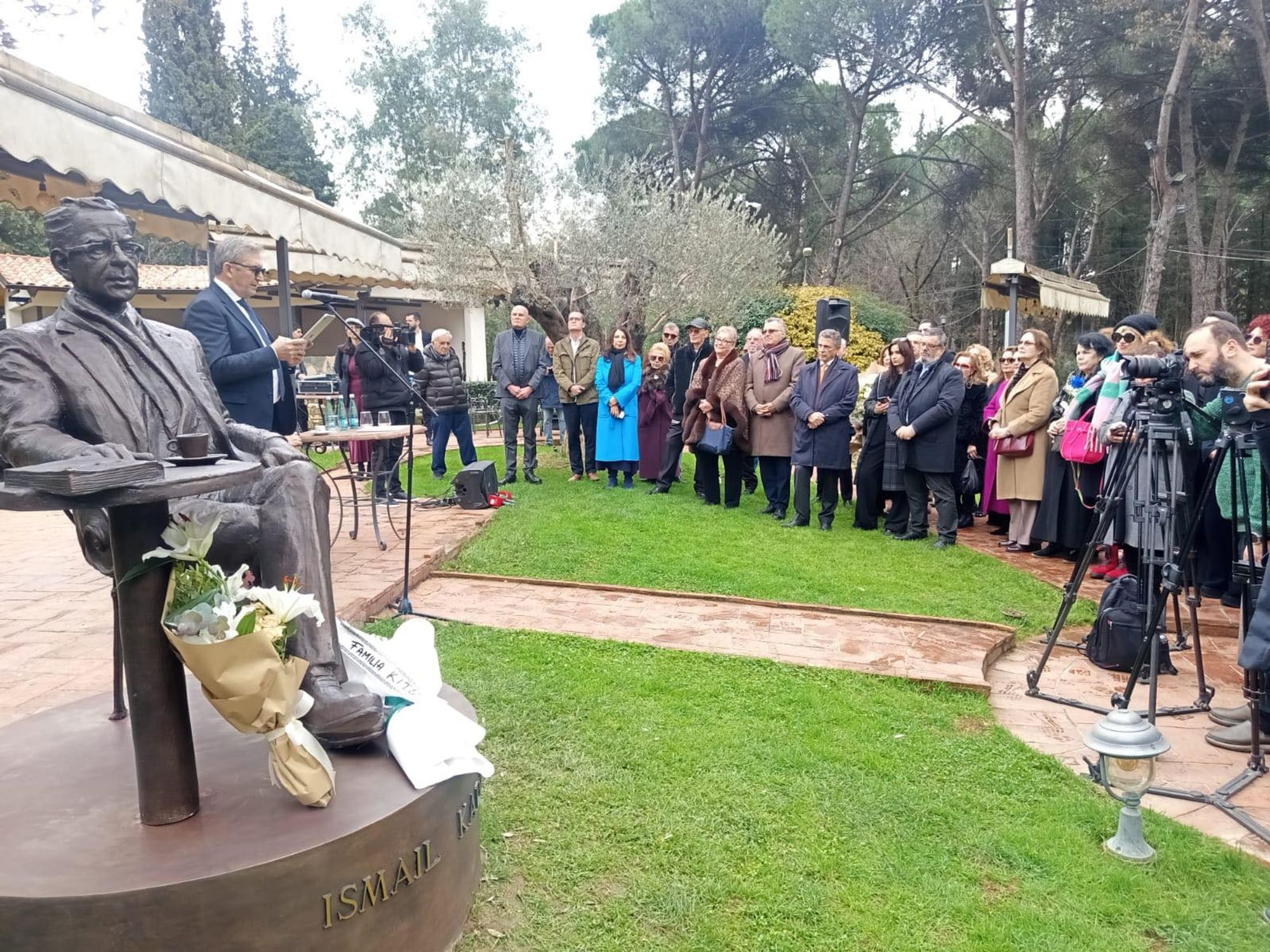 Kadare përjetësohet në bronz, statuja përurohet në vendin ku konsumonte kafenë çdo ditë Kadare përjetësohet në bronz, statuja përurohet në vendin ku konsumonte kafenë çdo ditë