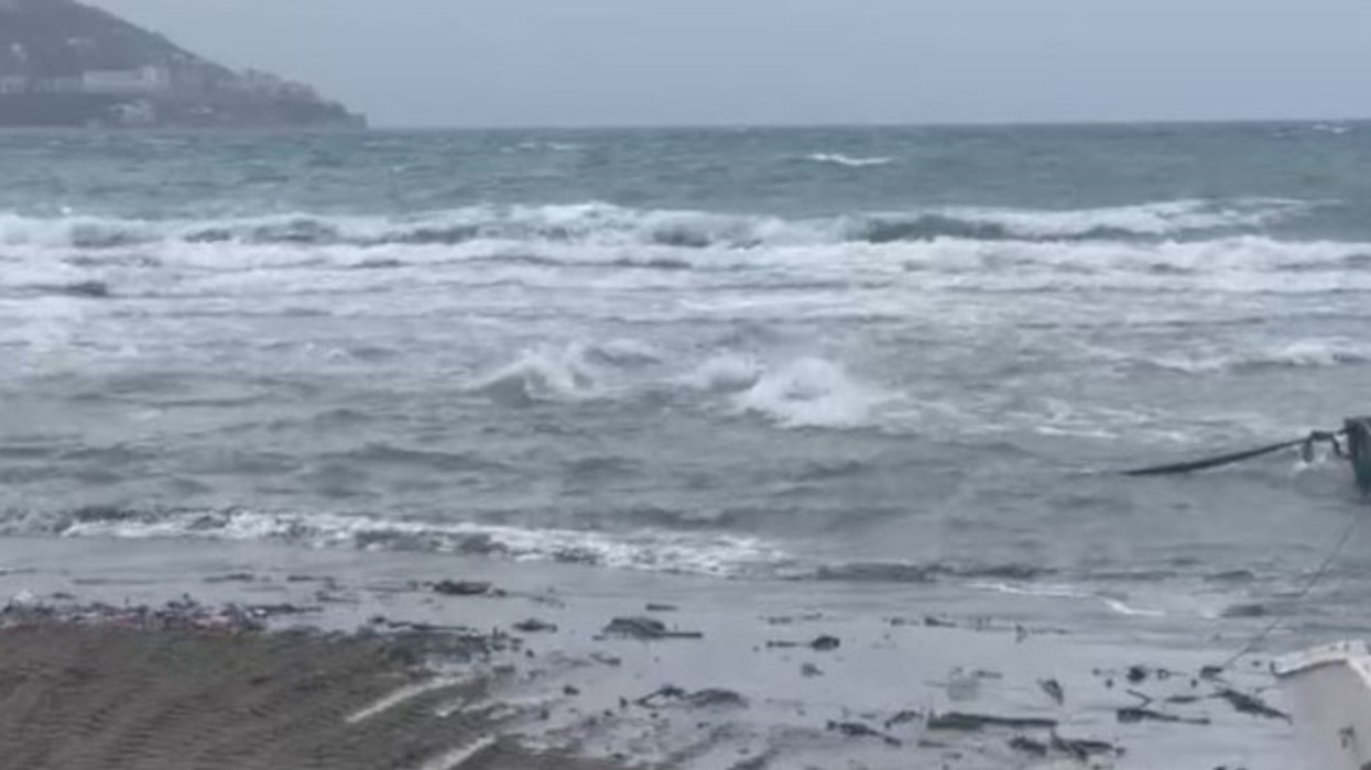 Përkeqësimi i motit në Gjirin e Vlorës, paralajmërim për mjetet lundruese