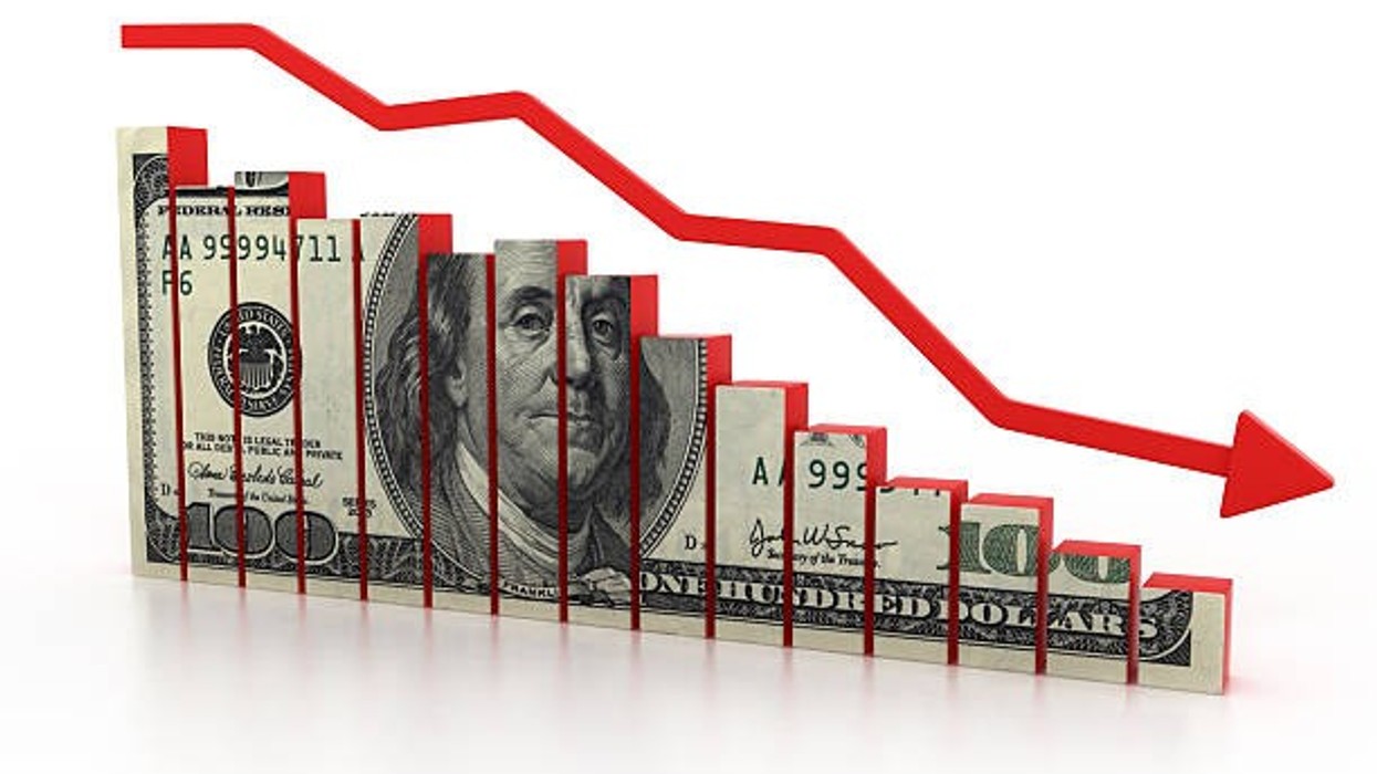 Dollari amerikan bie në nivelin më të ulët në katër vjet