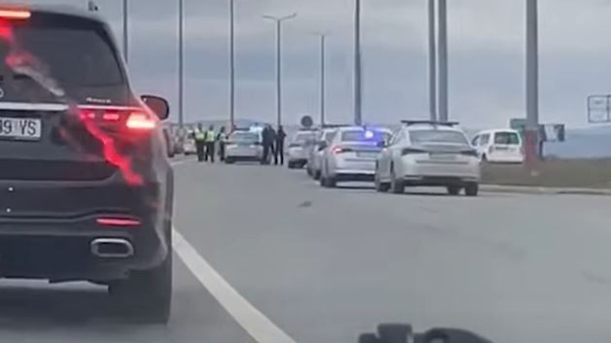 Një person gjendet i pajetë brenda një veture në Veternik, policia nis hetimet