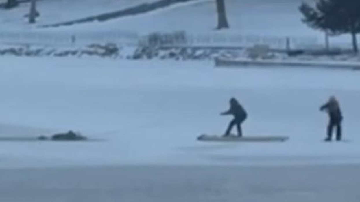 Fqinjët përdorin një “dërrasë lundruese” për të shpëtuar burrin që ra në akull në një liqen në Wisconsin