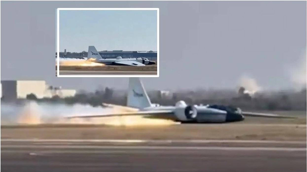 Aeroplani i NASA-s u përfshi nga flakët, pasi bëri një ulje dramatike ‘me bark’ në aeroportin e Teksasit