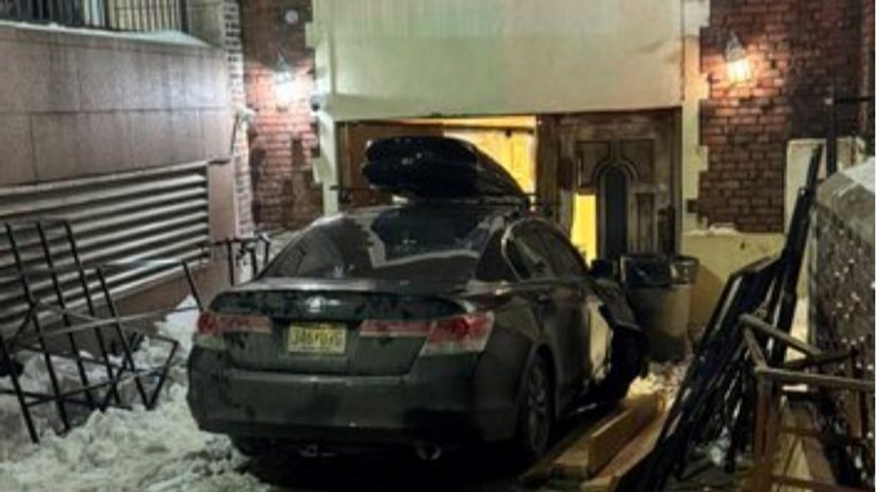 Përplasi veturën në sinagogën e Nju Jorkut, arrestohet shoferi – nuk raportohet për të lënduar