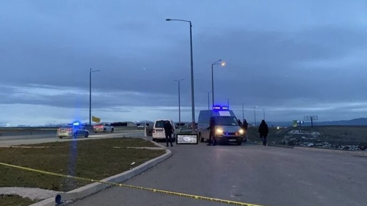 U gjet pa shenja jete në veturë, Policia gjen armën dhe një karikator