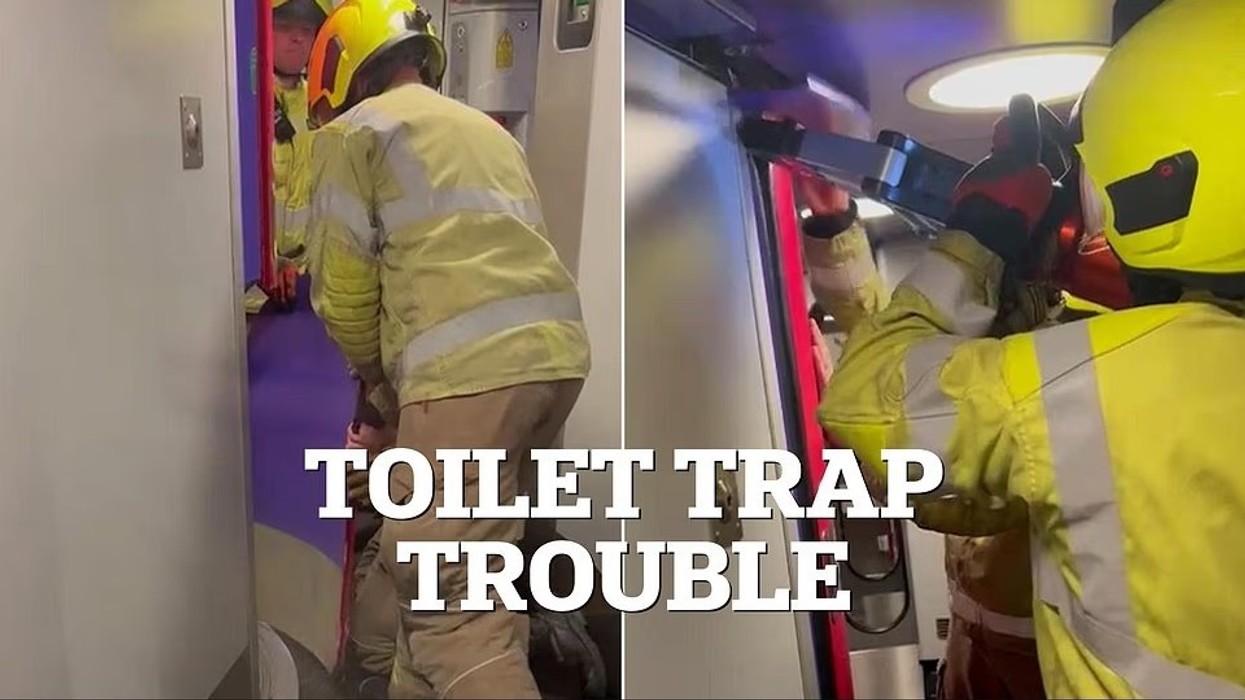 Momenti kur pasagjerja britanike del nga tualeti i trenit pasi mbeti e bllokuar për dy orë