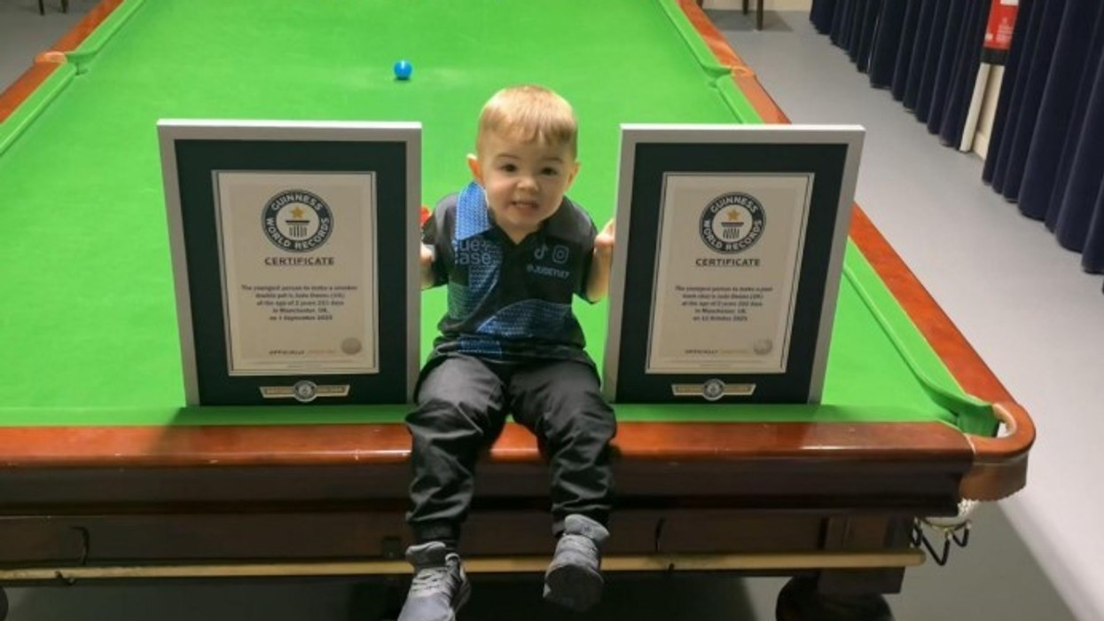 "Guinness World Records" i jep dy tituj një talenti dyvjeçar në bilardo