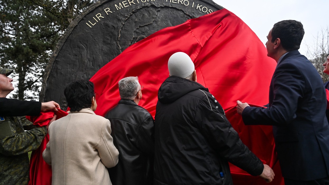 Kurti nderon dëshmorët e Rogovës, Goden dhe Bishtazhit: Zbulohet Medaljoni për Ilir Merturin në Klinë