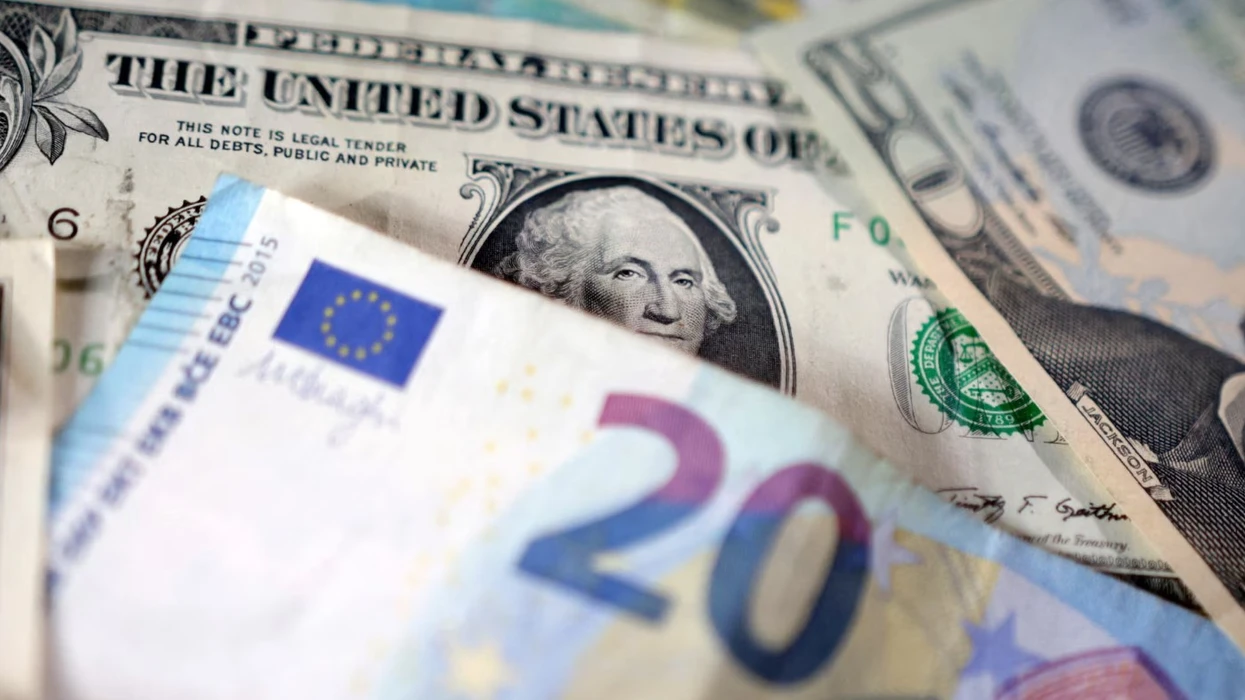 Dobësohet dollari amerikan, euroja arrin nivel rekord që nga viti 2021