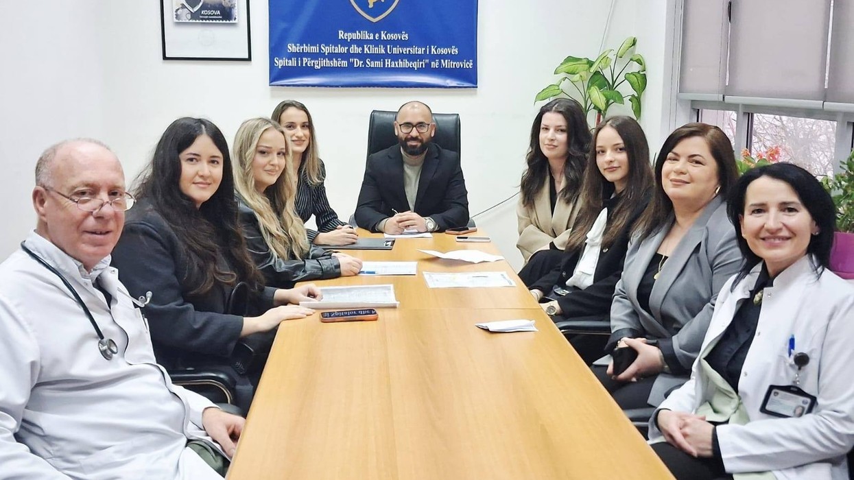 Rriten kapacitetet profesionale me mjekë dhe infermierë në Spitalin e Mitrovicës