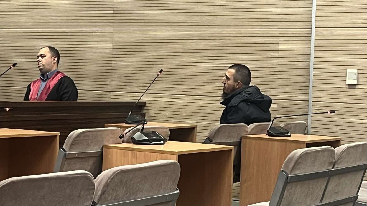 Versioni i mësimdhënësit për pretendimet e Prokurorisë se hodhi në shportë plisin dhe flamurin kombëtar Versioni i mësimdhënësit për pretendimet e Prokurorisë se hodhi në shportë plisin dhe flamurin kombëtar