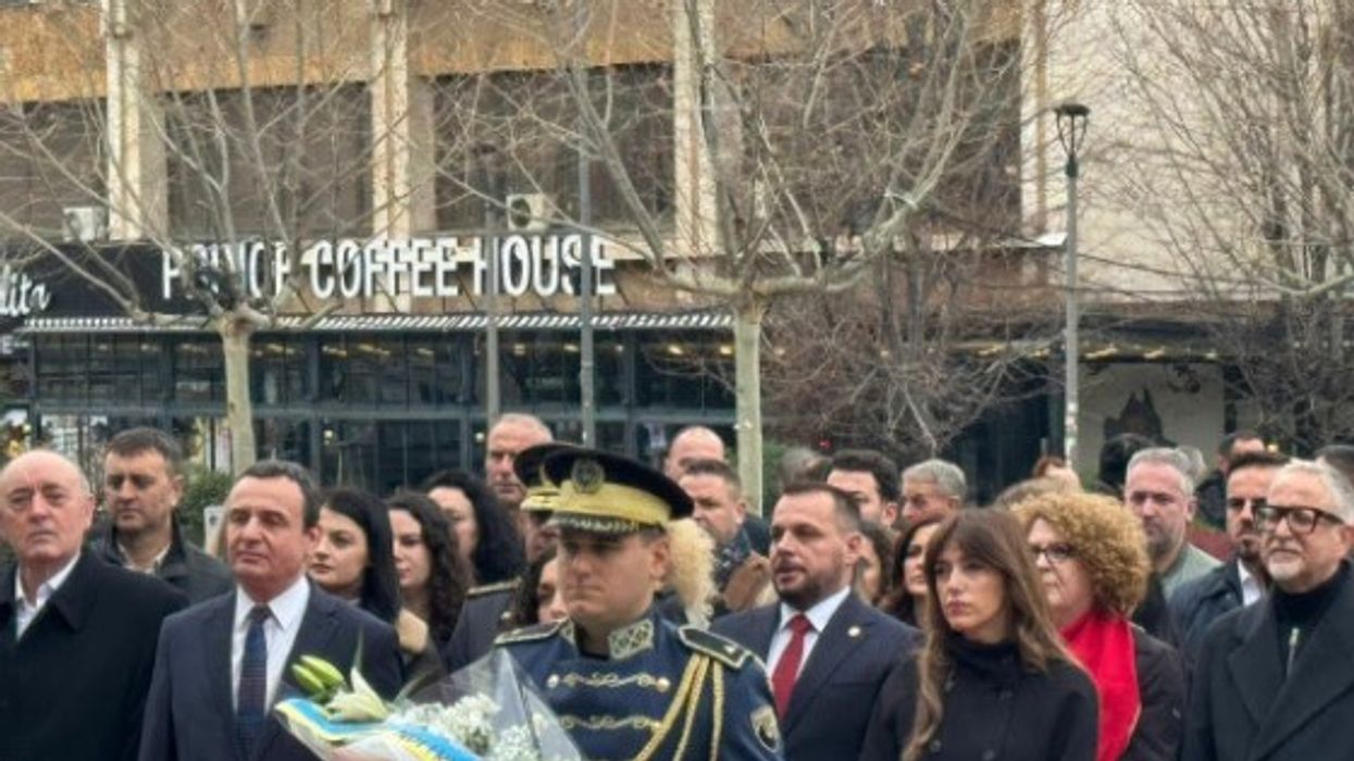 29 vjet nga rënia e tre heronjve, krerët e shtetit me homazhe te përmendorja e Zahiri Pajazitit 29 vjet nga rënia e tre heronjve, krerët e shtetit me homazhe te përmendorja e Zahiri Pajazitit