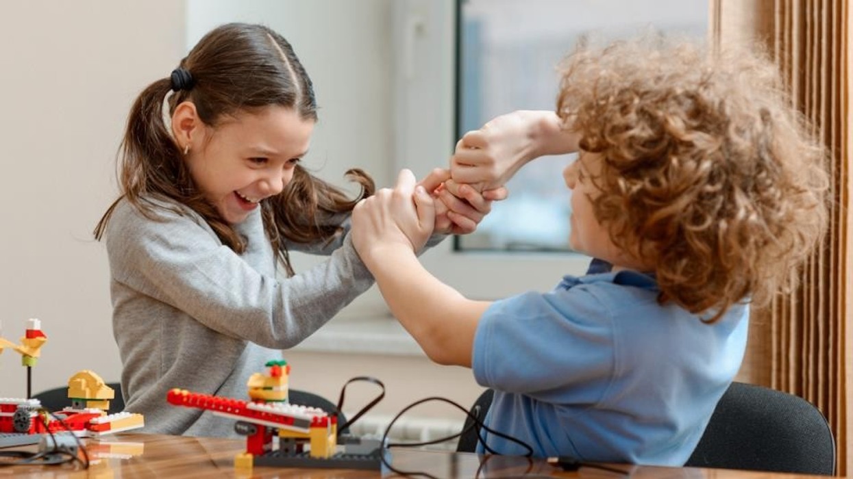 Mësojeni fëmijën të mbrojë veten: Si të reagojë kur përballet me sjellje të padrejta