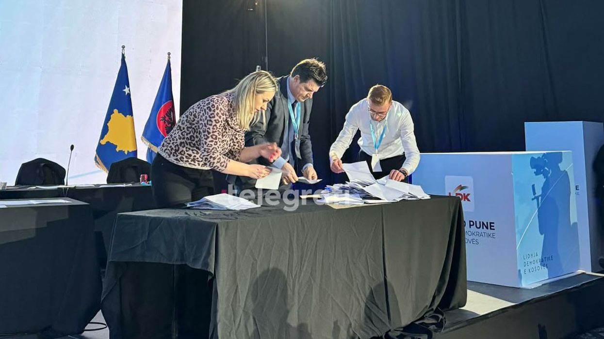 LDK përfundon votimin pro ose kundër dorëheqjes së Lumir Abdixhikut, fillon numërimi i votave LDK përfundon votimin pro ose kundër dorëheqjes së Lumir Abdixhikut, fillon numërimi i votave