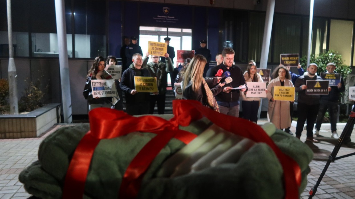 Rinia e PDK-së me aksion simbolik para Qeverisë: Qirinj dhe batanije si “dhuratë” për Kurtin për krizën e rrymës