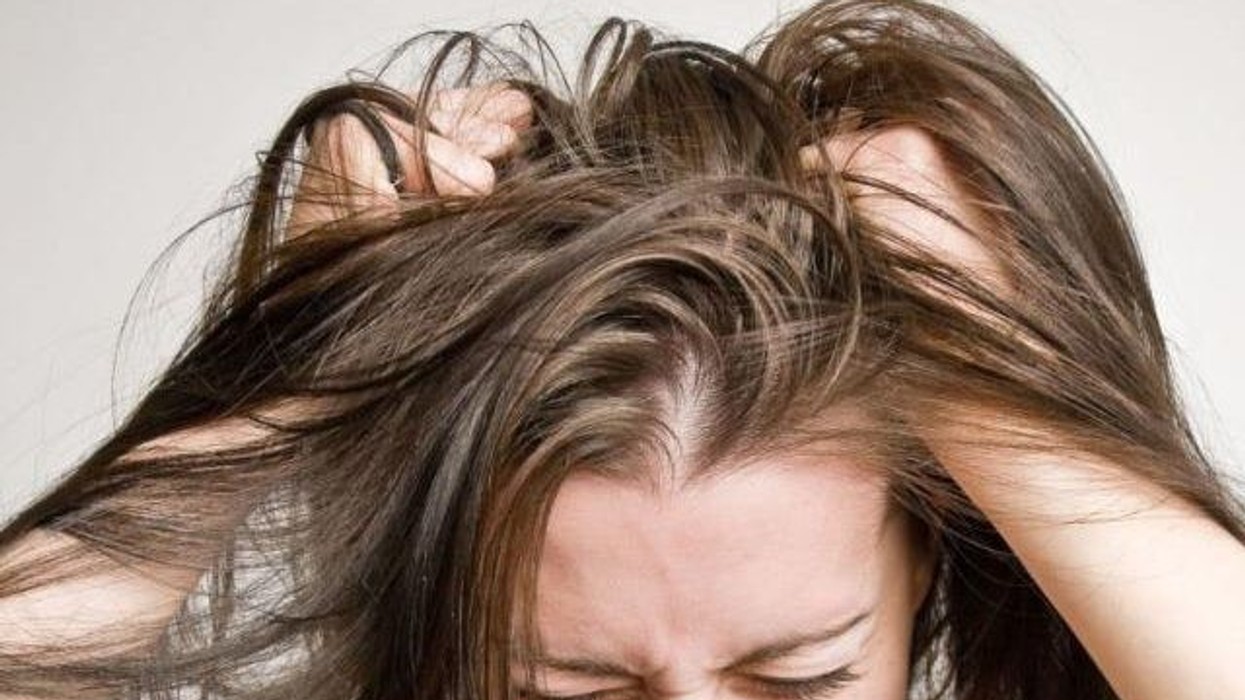 Nëse ju kruhet skalpi, flokët nuk rriten: Ja çfarë duhet të bëni së pari