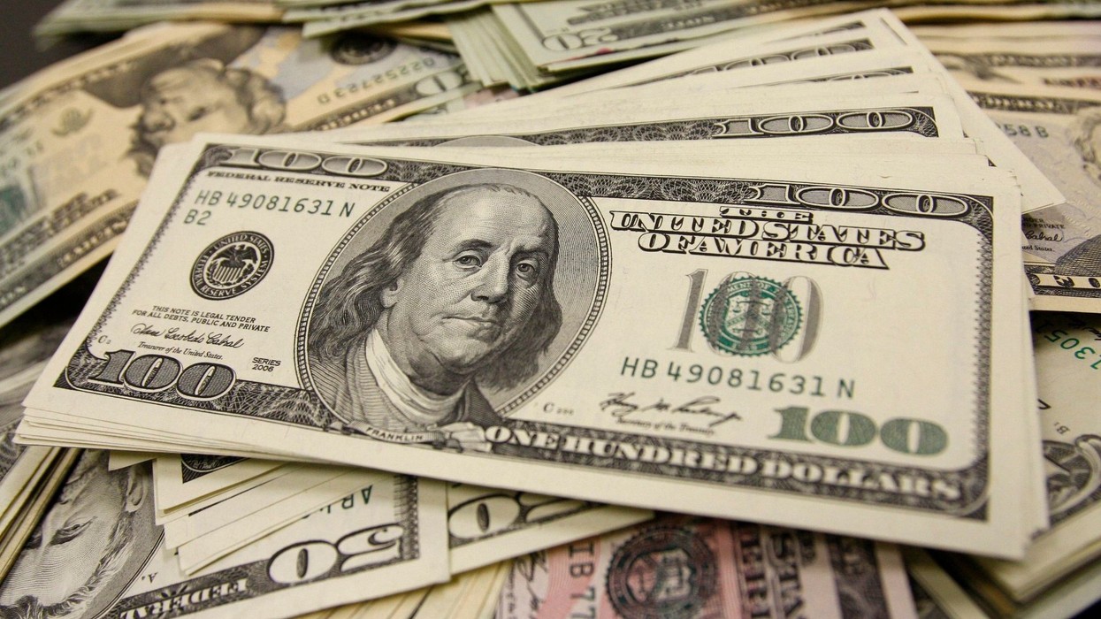 Burri fiton lotarinë falë biletës dhuratë nga babai