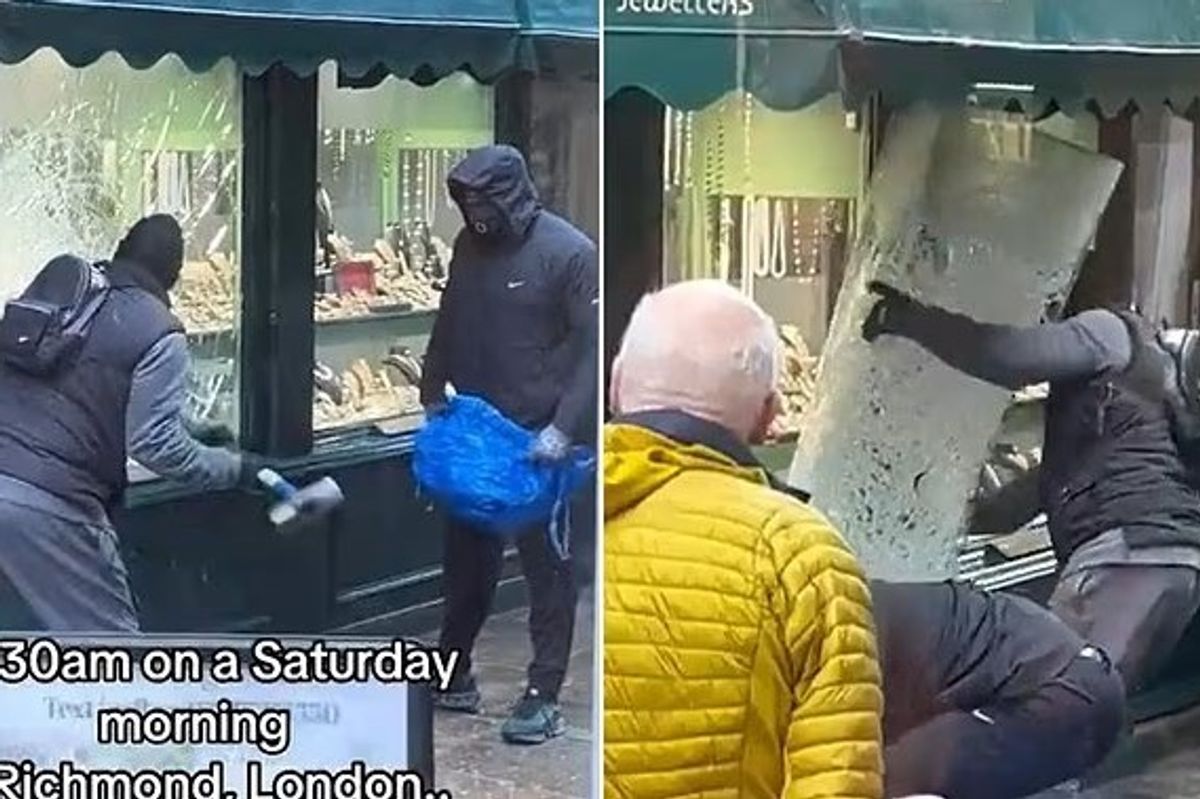 Si në filma, në mes të ditës në kryeqytetin britanik plaçkitet argjendaria – hajnat përdorin çekiç për ta thyer xhamin Si në filma, në mes të ditës në kryeqytetin britanik plaçkitet argjendaria – hajnat përdorin çekiç për ta thyer xhamin