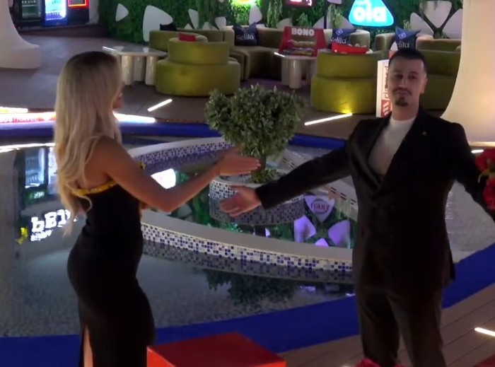 Brikena e rezervuar pas surprizës së Mateos  i jep vetëm dorën  Monika  As Trumpi me Putinin nuk kanë qenë aq të ftohtë