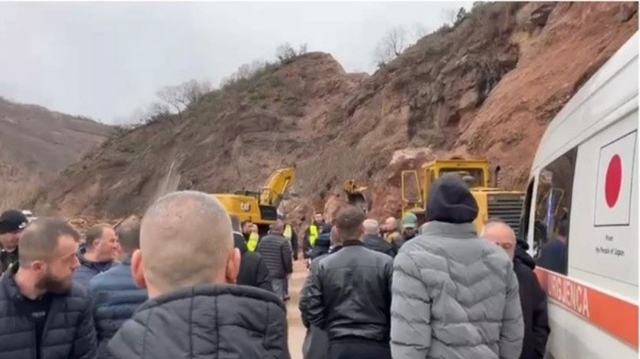Bllokimi i rrugës në Librazhd-Qafë Thanë, pacientët e ambulancës kalohen me barrela mbi gurë