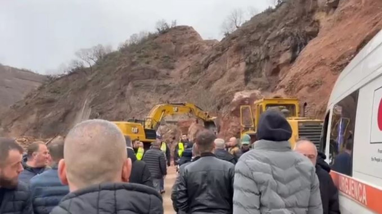 Vijon bllokimi i aksit Librazhd–Qafë Thanë, ambulancat mbeten në trafik pas rënies së gurëve