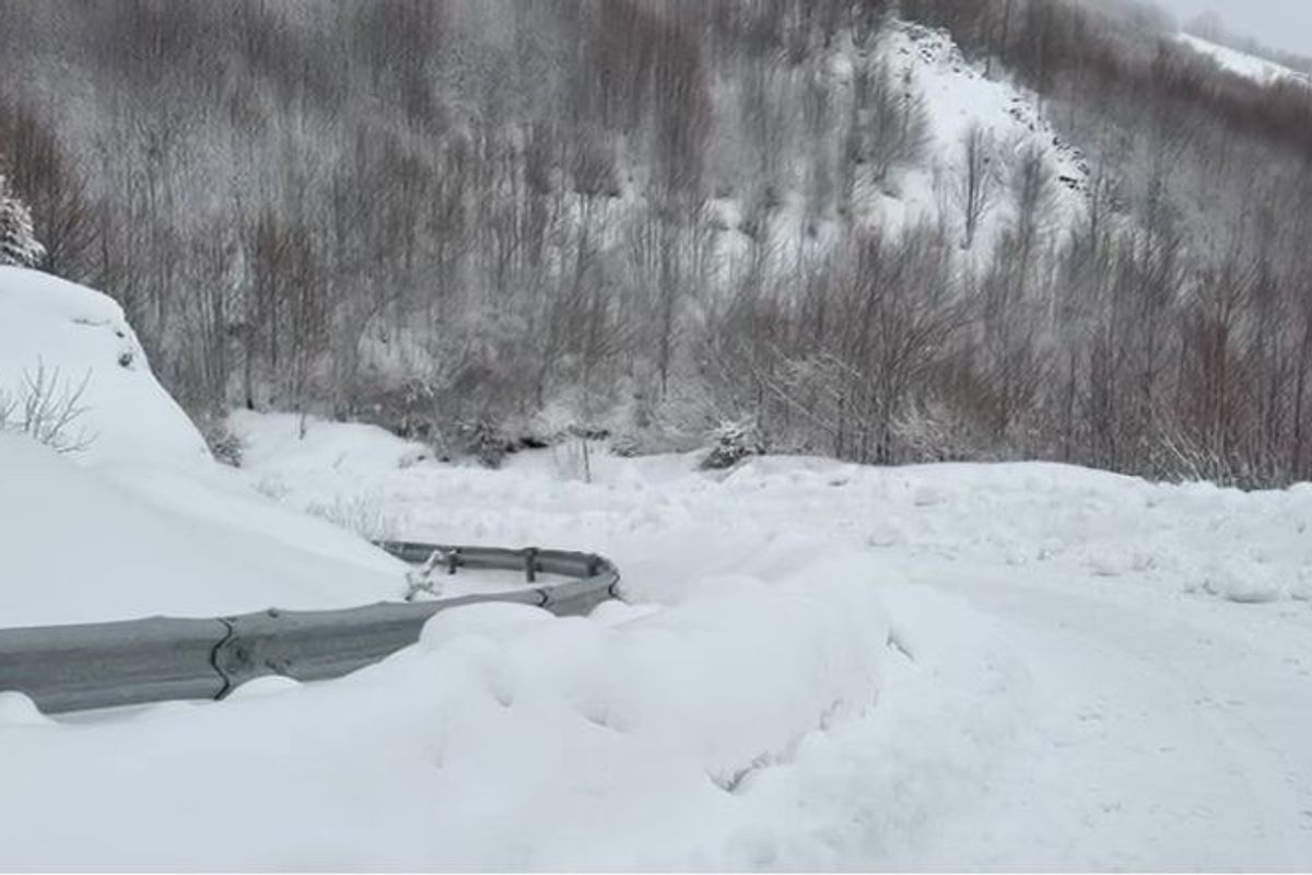Dëbora arrin deri në 1 metër, situatë e vështirë në zonat malore të Korçës Dëbora arrin deri në 1 metër, situatë e vështirë në zonat malore të Korçës