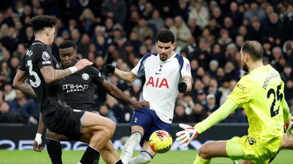 “Është magjepsëse në Ligën Premier”, Pep Guardiola ironizon vendimet e gjyqtarëve