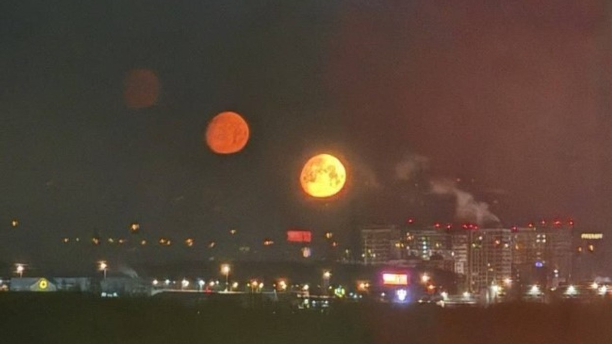 Fenomeni i rrallë krijon iluzionin e katër hënave në Rusi