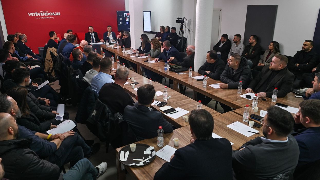 Kurti mbedh drejtuesit e qendrave të LVV-së, diskutohet për situatën aktuale politike në vend Kurti mbedh drejtuesit e qendrave të LVV-së, diskutohet për situatën aktuale politike në vend