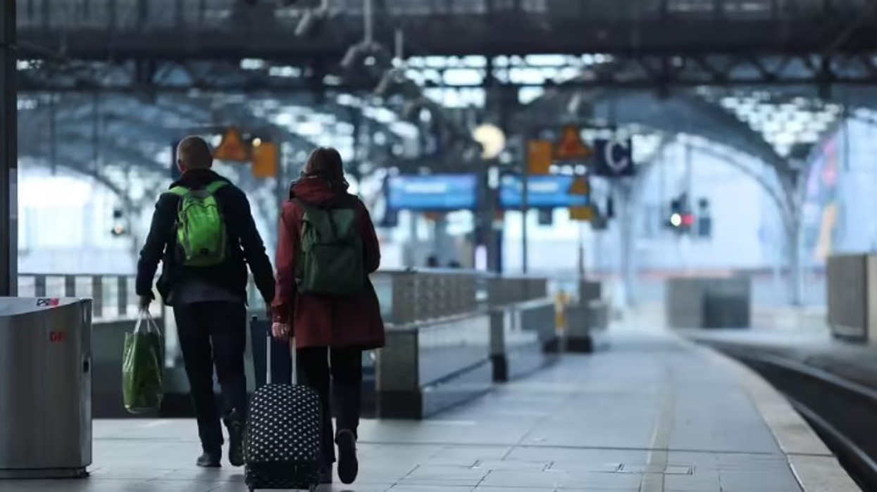 Dhjetëra mijëra punonjës të transportit lanë punën në një grevë të thirrur në Gjermani