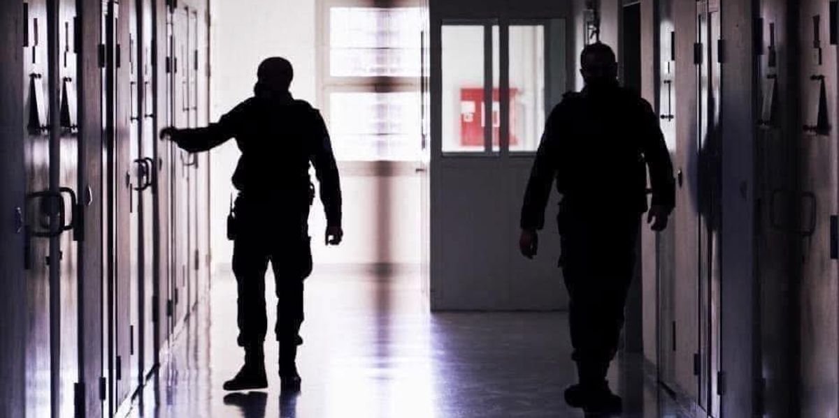 Pezullohet zyrtari korrektues që tentoi të fusë kontrabandë në Dubravë Pezullohet zyrtari korrektues që tentoi të fusë kontrabandë në Dubravë