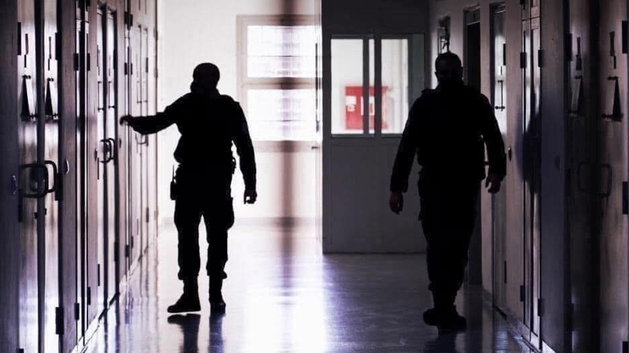 Pezullohet zyrtari korrektues që tentoi të fusë kontrabandë në Dubravë