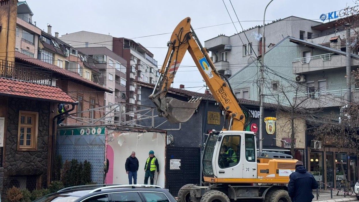 Kunja të vendosura pa leje, bizneseve në Mitrovicë u jepet afat deri më 5 shkurt t'i largojnë ato