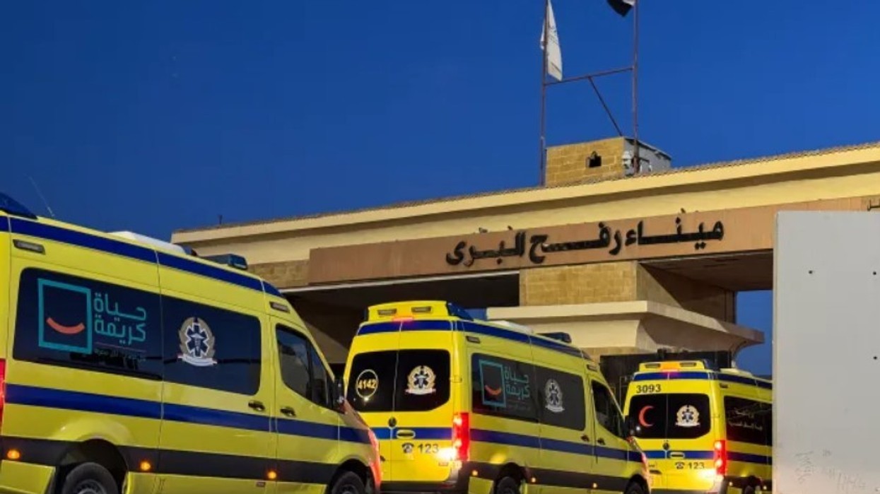 Kamionë me ndihma hyjnë në Gaza pasi hapet kalimi kufitar në Rafah