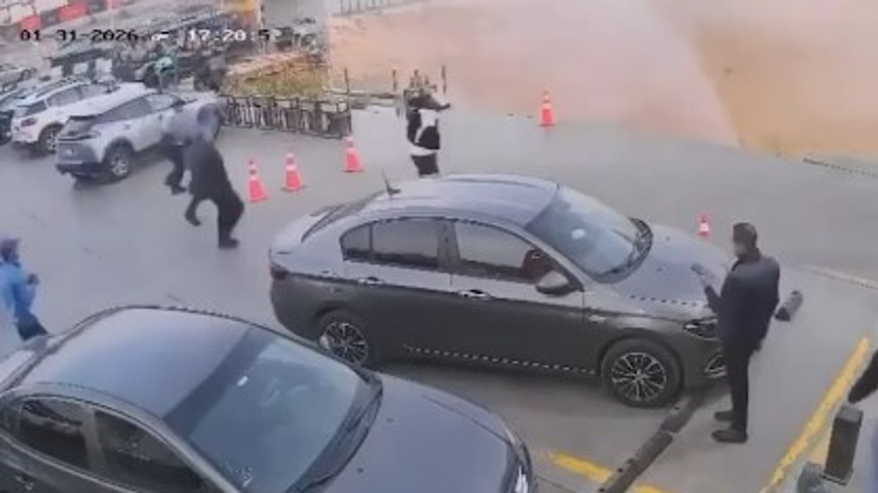 Momenti kur ndodhi një rrëshqitje masive dheu pranë një stacioni karburantesh në Kajro - dy të lënduar, u 'gëlltiten' dy dyqane tregtare Momenti kur ndodhi një rrëshqitje masive dheu pranë një stacioni karburantesh në Kajro - dy të lënduar, u 'gëlltiten' dy dyqane tregtare