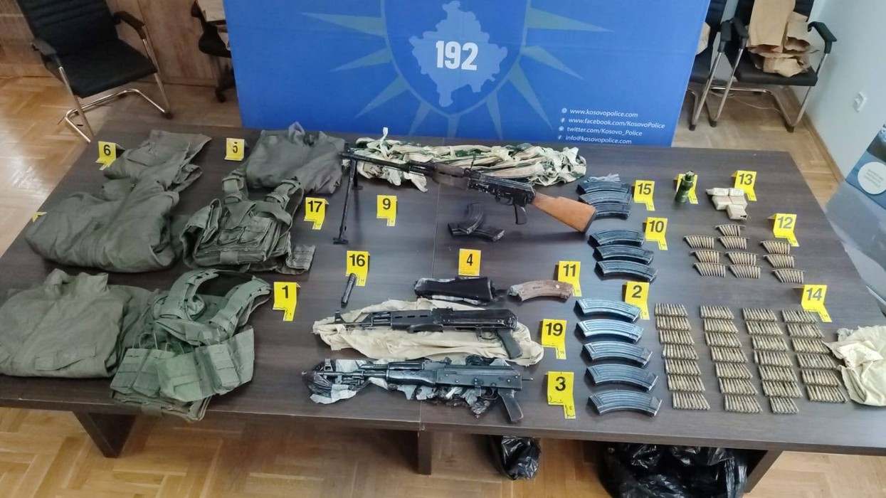 Policia në veri gjen sërish armë, antiplumb ushtarak, municion dhe mjete të tjera ilegale