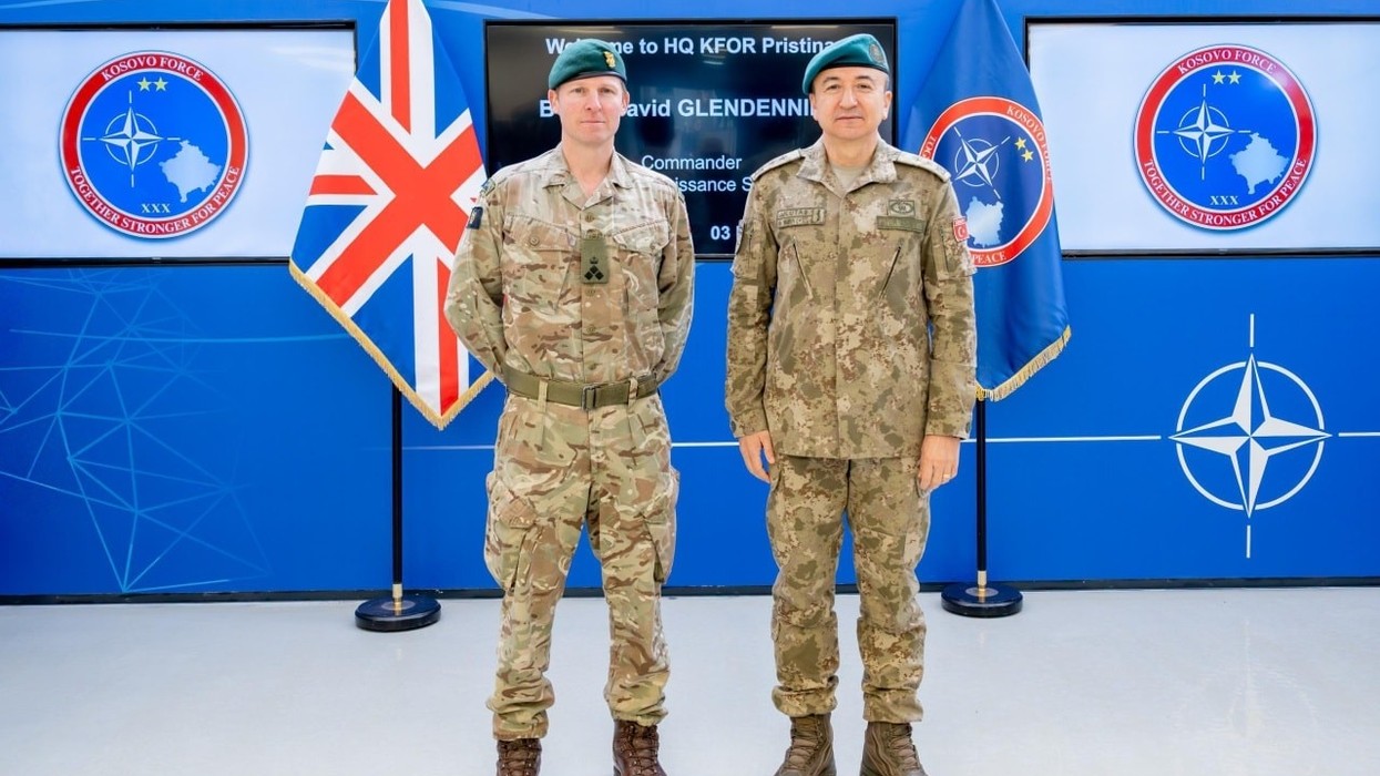 Komandanti i KFOR-it diskuton situatën e sigurisë me gjeneralin britanik Glendenning