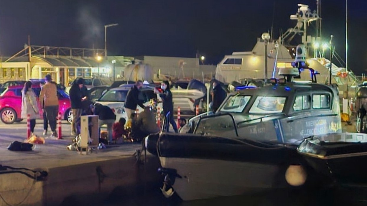 Të paktën 15 të vdekur pas përplasjes së një anijeje të rojes bregdetare greke dhe një varke me emigrantë