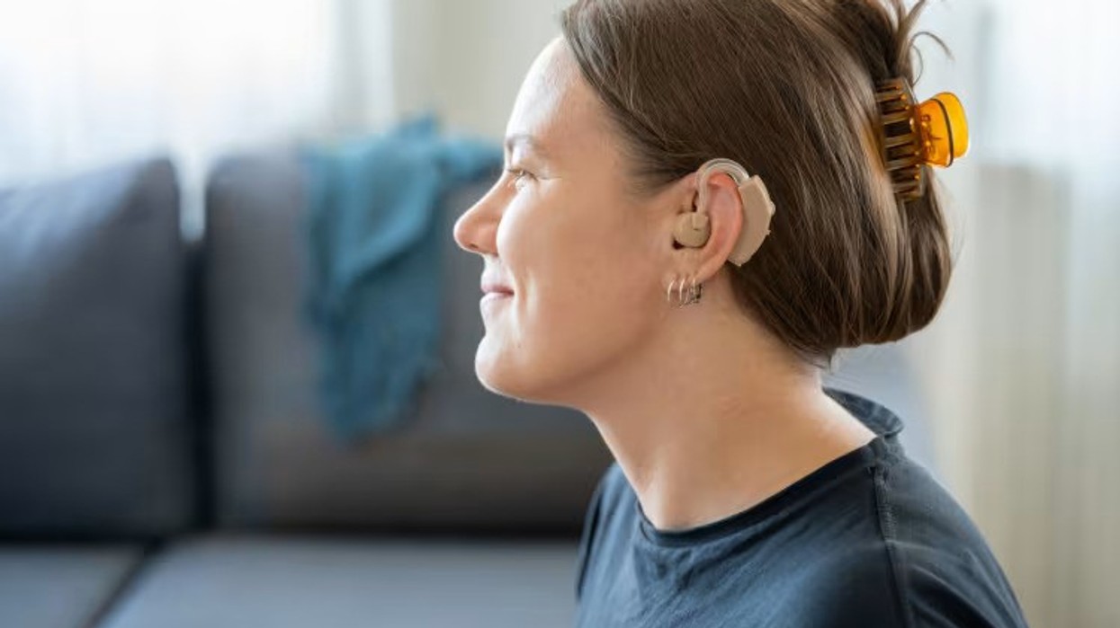 Disa shenja jo të dukshme të humbjes së dëgjimit që shumica e njerëzve nuk i vërejnë