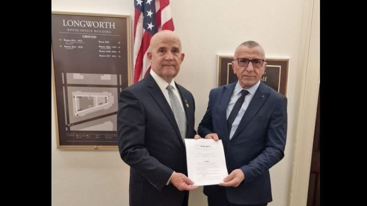 Keith Self ia dorëzon personalisht Kamberit projektligjin për diskriminimin ndaj shqiptarëve të Luginës së Preshevës