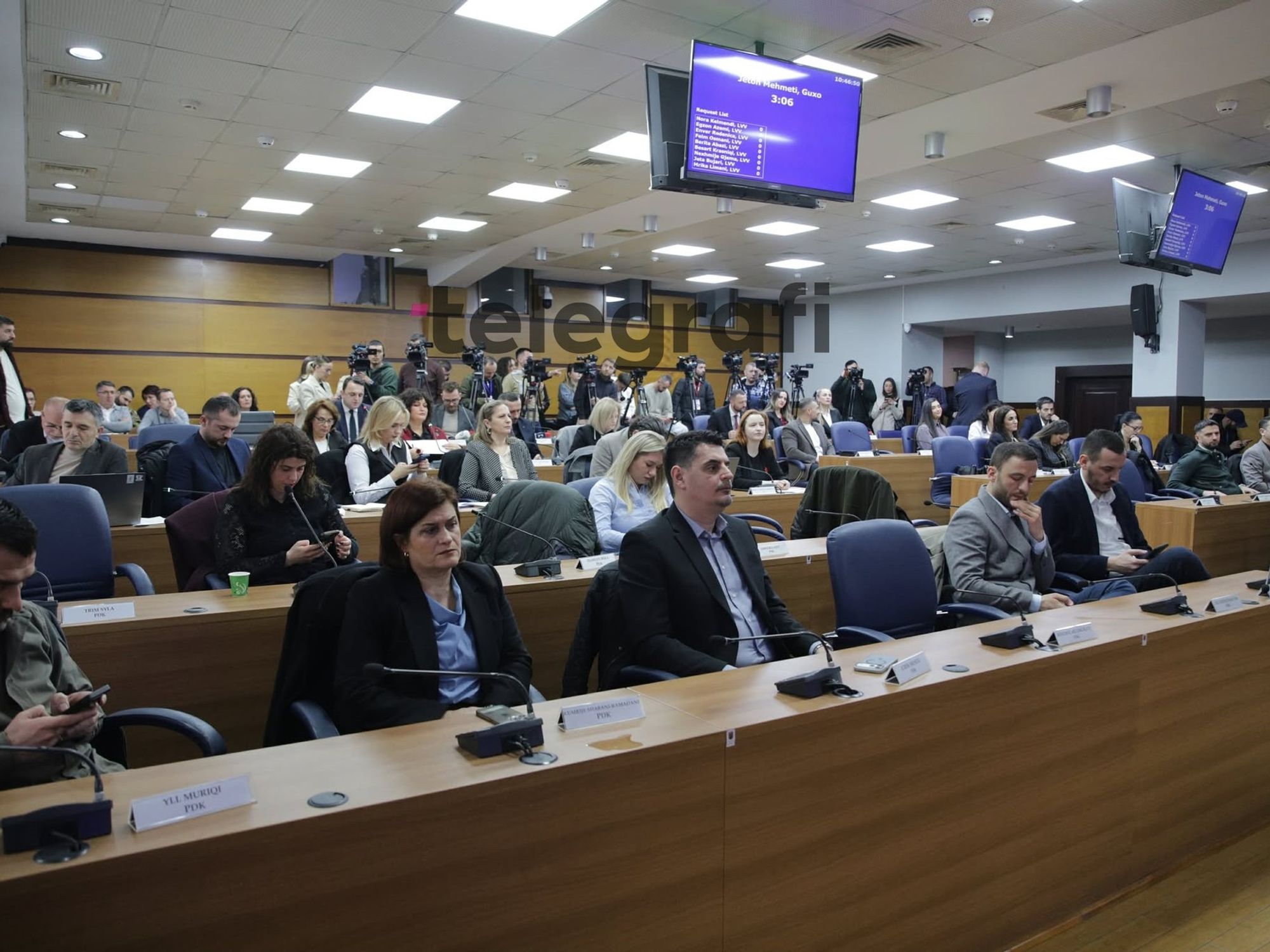 Makolli prezantoi buxhetin e kryeqytetit, LDK, PDK dhe partitë tjera po e mbështesin - VV kundër Makolli prezantoi buxhetin e kryeqytetit, LDK, PDK dhe partitë tjera po e mbështesin - VV kundër
