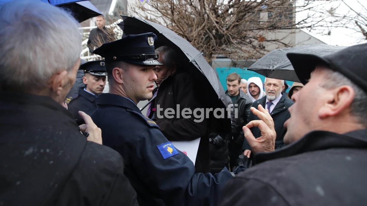 “Një popull nuk i nënshtrohet KEDS-it”, protesta kundër shtrenjtimit të rrymës - arrestohet një person