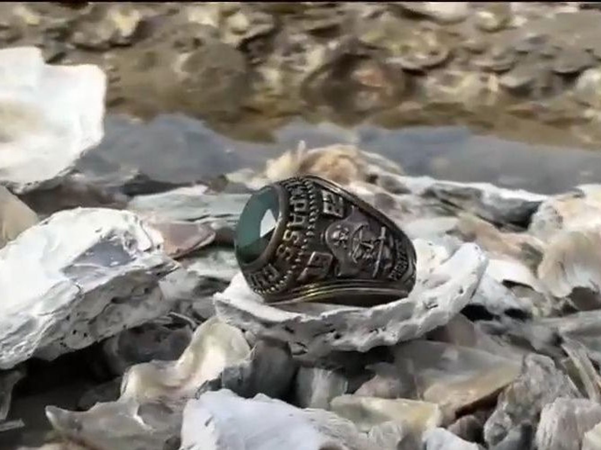 Pas 44 vjetësh, burri gjen unazën e humbur në plazh Pas 44 vjetësh, burri gjen unazën e humbur në plazh