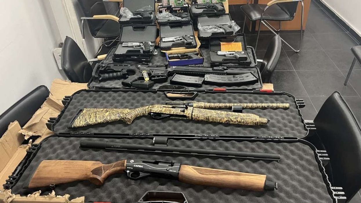 Privohen nga liria tre persona në Shkup, dyshohen për armë dhe veprimtari radikale fetare Privohen nga liria tre persona në Shkup, dyshohen për armë dhe veprimtari radikale fetare