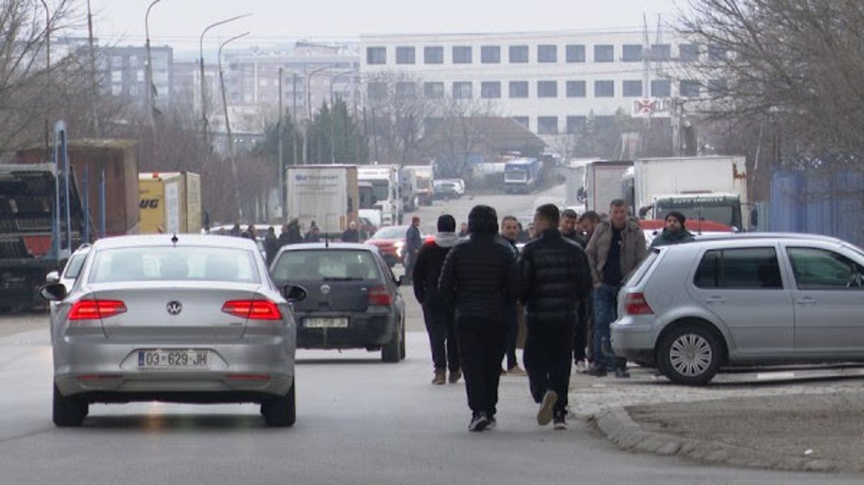 Shitja e mishit në rrugë e rrezikshme për shëndetin, aksion në tregun e automjeteve në Prishtinë Shitja e mishit në rrugë e rrezikshme për shëndetin, aksion në tregun e automjeteve në Prishtinë