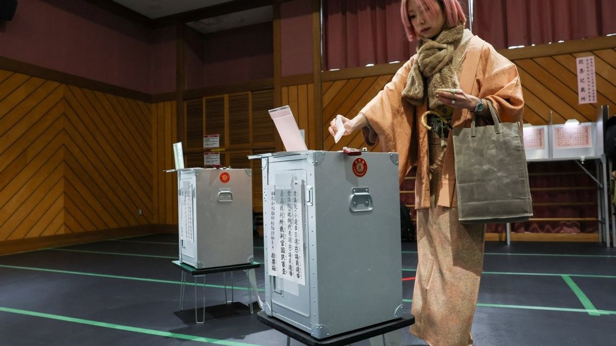 Japonezët, përballë borës - votojnë në zgjedhjet e parakohshme Japonezët, përballë borës - votojnë në zgjedhjet e parakohshme