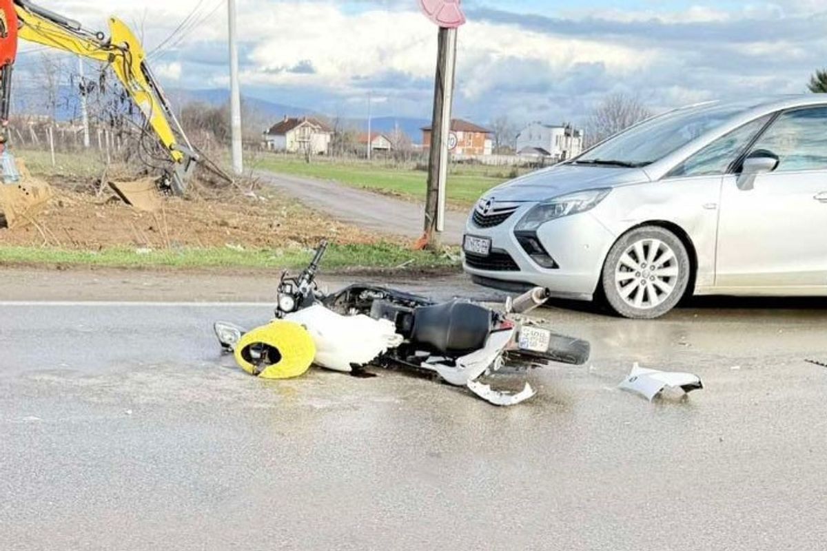 Aksident mes një veture dhe motoçiklete në Gjakovë, dy të lënduar Aksident mes një veture dhe motoçiklete në Gjakovë, dy të lënduar