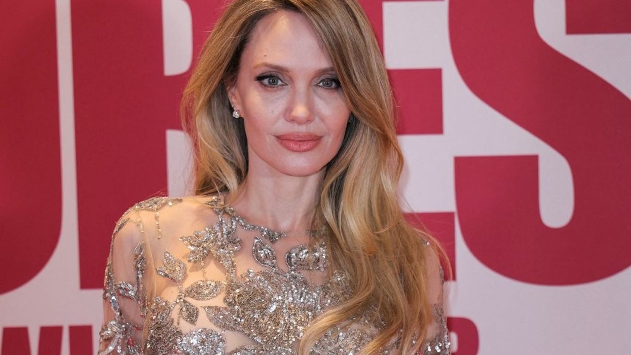 Angelina Jolie i dha goditjen finale “fustanit të zhveshur”: Eleganca që sfidon trendët Angelina Jolie i dha goditjen finale “fustanit të zhveshur”: Eleganca që sfidon trendët