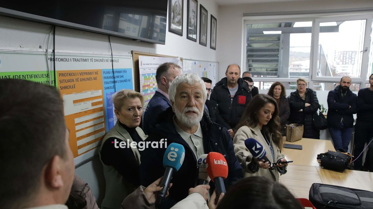 Protestojnë mësimdhënësit e shkollës “Pavarësia”, Ymeri nga SBASHK-u: Përveç dhunës psikike, po përballen edhe me dhunë fizike Protestojnë mësimdhënësit e shkollës “Pavarësia”, Ymeri nga SBASHK-u: Përveç dhunës psikike, po përballen edhe me dhunë fizike