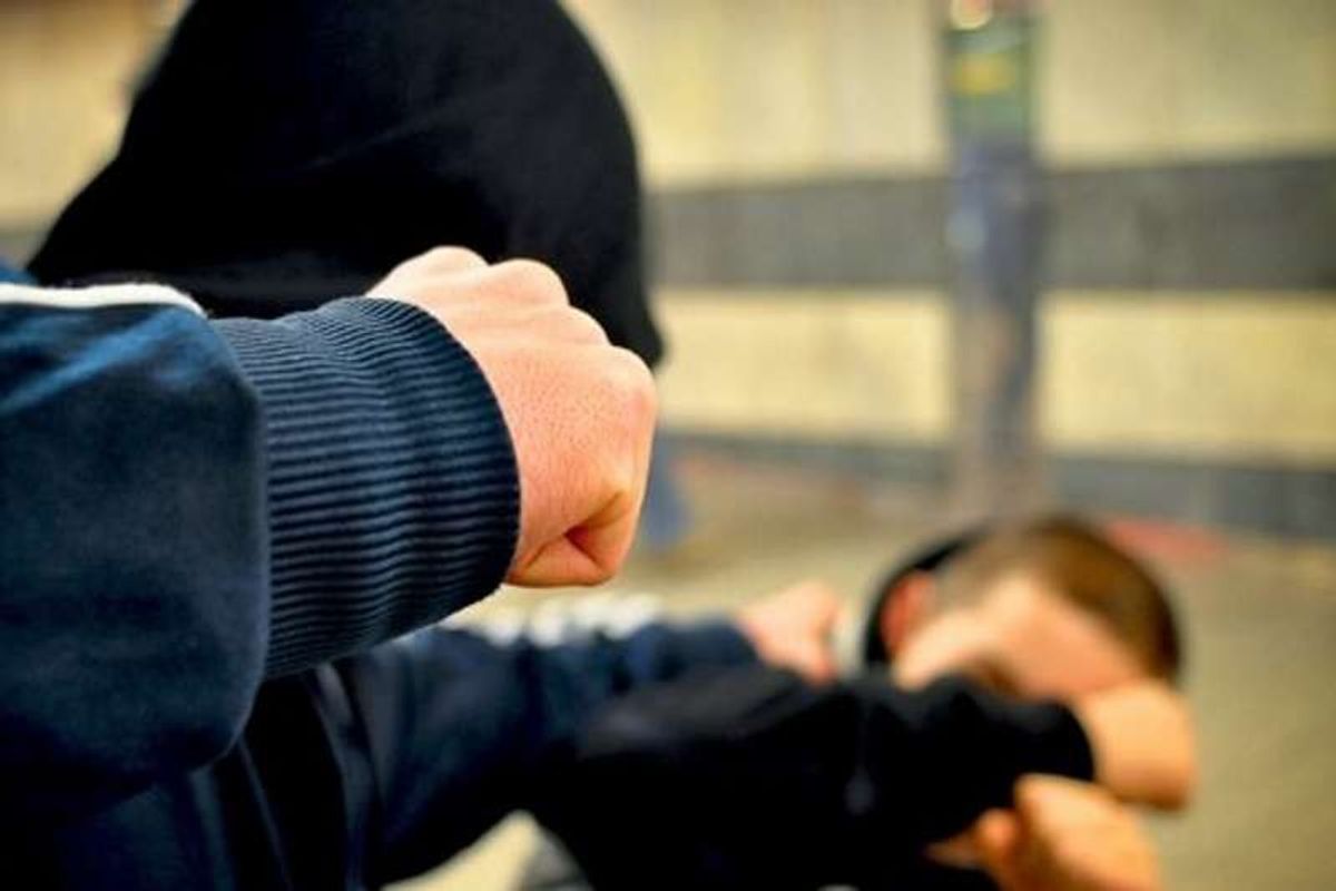 Arrestohen dy persona në Fushë Kosovë, rrahën një të dyshuar për ngacmim seksual Arrestohen dy persona në Fushë Kosovë, rrahën një të dyshuar për ngacmim seksual